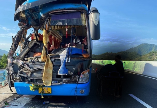 Xe khách va chạm xe tải trên cao tốc Nha Trang - Cam Lâm làm 2 người tử vong